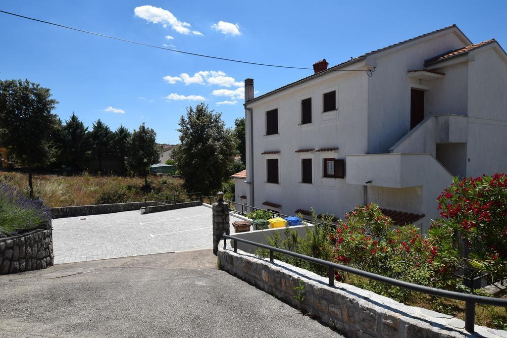 Apartments Drago Малинска Экстерьер фото